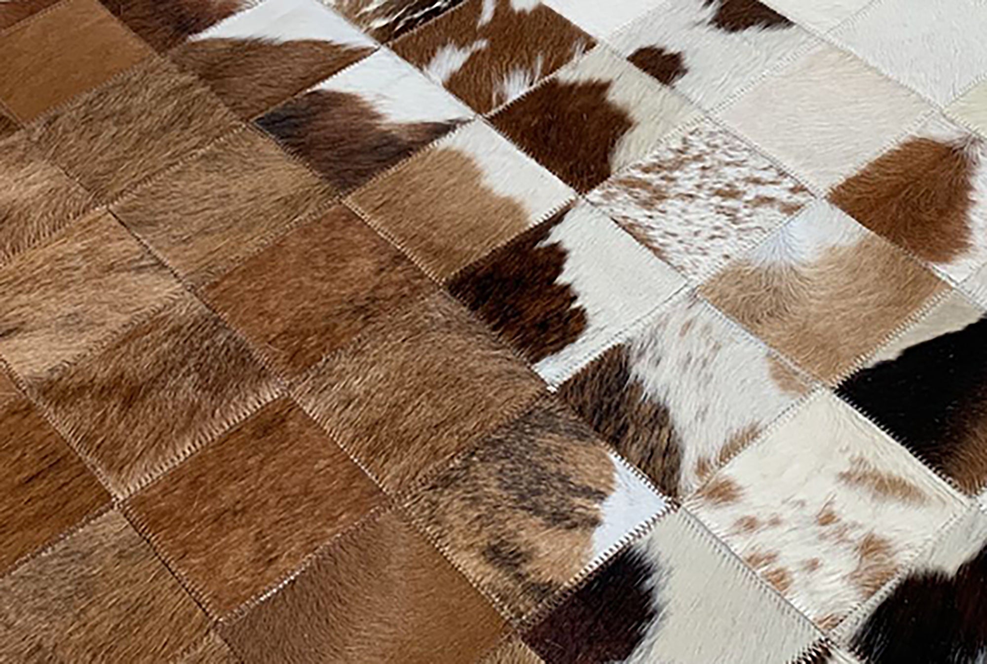 Genuine Hair-On Cowhide Patchwork Round Rug – Handmade Artistry